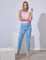 Pantalón de gabardina elastizada con estampado floral multicolor, marca Zac & Rachel. Modelo recto con pretina ancha elastizada.