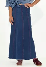 Pollera larga de jean azul con rayas verticales verdes.