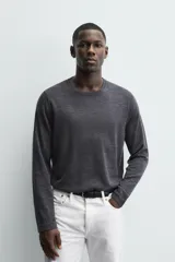 Jersey de corte regular fit tejido en lana, con cuello redondo y manga larga. Presenta acabados en rib en puños y ruedo.