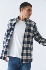 Camisa de viyela a cuadros negros, blancos y rojos, de corte slim fit, con bolsillos en el pecho, manga larga y cierre con botones.