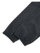 Pantalón cargo deportivo Under Armour, confeccionado en tejido elástico ligero con tecnología repelente al agua. Presenta bolsillos laterales tipo cargo con solapa, cintura elástica con cordón ajustable y logo de la marca estampado en el muslo.