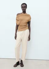 Pantalón recto de lino color beige, con cintura elástica y cordón ajustable.