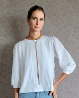 Remera blanca de algodón con cuerpo de jersey y mangas abullonadas de tela tussor al tono. Presenta cuello redondo y diseño de corte recto.