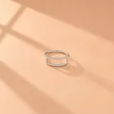 Anillo de plata 925 con diseño abierto y geométrico en la parte frontal.