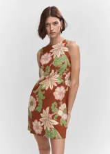 Vestido corto de lino y viscosa con cuello redondo y tirantes anchos. Presenta un diseño recto con espalda descubierta y un estampado floral en tonos marrones, verdes y rosados.