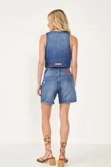 Chaleco de jean celeste con botones metálicos y corte cropped.