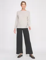 Buzo de punto calado en hilado fino, marca Allie Rose, de color gris. Presenta una silueta relajada con escote a la base, mangas largas de corte caído con puños ajustados y ruedo recto con pretina acanalada.