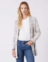 Cardigan abierto de tejido soft con estampado a cuadros en tonos beige y gris. Presenta mangas largas, corte recto y bolsillos frontales.