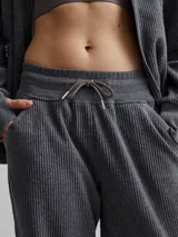 Pantalón de jogging gris con textura acanalada y corte holgado.