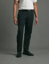 Traje de corte slim fit compuesto por saco de dos botones y pantalón de vestir a juego. Presenta una silueta entallada y moderna.