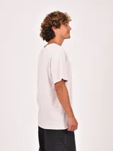 Remera blanca de manga corta con cuello redondo y un bolsillo simple en el pecho.