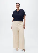 Pantalón de tiro medio con diseño recto y largo, confeccionado en mezcla de viscosa y poliéster. Cuenta con trabillas, dos bolsillos laterales y cierre oculto con botón, gancho y cremallera.