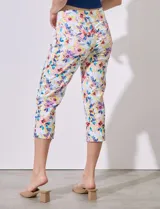 Pantalón capri de gabardina estampada, marca Zac & Rachel. Corte recto, pretina ancha elastizada.