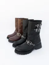 Bota de cuero negra con caña media, suela track y hebillas metálicas.