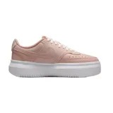 Championes Nike Court Vision Alta de mujer, con diseño de plataforma elevada y parte superior de cuero sintético texturizado en color rosado. Presenta el logo de la marca en el lateral, cierre con cordones y suela de goma blanca.