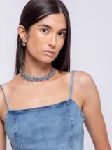 Top de jean celeste sin mangas, con breteles finos y corte ajustado.