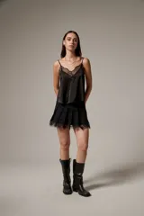 Top negro de tirantes finos con reguladores, confeccionado en poliéster con detalles de encaje y apliques de strass. Presenta escote en V y diseño entallado.