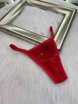 Pack de tres microtangas de encaje con tiras regulables, en colores surtidos.