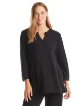 Buzo de calce suelto y relajado confeccionado en tejido soft, con cuello a la base y escote en V. Presenta mangas largas con puños.