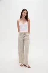 Pantalón jean de corte ancho y tiro bajo, con efecto acid wash en tonos celeste y beige.
