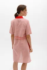 Vestido camisero color ladrillo con cuello, cartera y volados frontales y laterales en lino color lima. De calce relajado y mangas cortas.