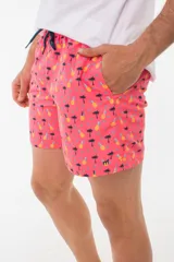 Short de baño azul con estampado de flamencos.