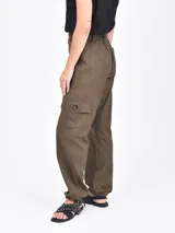 Pantalón cargo color gris, de corte recto y tiro alto, con bolsillos laterales y bolsillos cargo con solapa y botón.