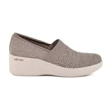 Zapato casual Skechers Pier-Lite Wow Factor color marrón, con capellada de tejido jaspeado, plantilla Air-Cooled Memory Foam y suela de goma flexible. Diseño sin cordones Stretch Fit y tacón de cuña.