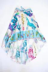 Falda larga irregular de algodón estampado con motivos místicos y cintura regulable.