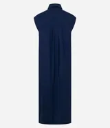 Vestido chemise midi azul marino de Marfinno, confeccionado en mezcla de lino y viscosa. Presenta cierre frontal de botones, cuello camisero, sin mangas y bolsillos laterales.