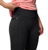 Calza deportiva de tiro alto color negro, con tecnología Omni-Wick para absorción de humedad. Presenta bolsillos laterales y posterior, con logo de la marca estampado en la pierna.