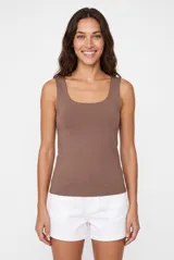 Musculosa marrón de corte ajustado, con escote redondo y tirantes anchos.