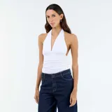 Top blanco de diseño ajustado con cuello halter y escote en V pronunciado, con fruncidos laterales en el cuerpo.