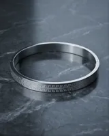 Esclava rígida de acero inoxidable con diseño grabado de guarda griega en toda su superficie.