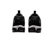 Championes Asics Gel-Quantum 90 de diseño técnico, color negro con detalles en blanco y gris. Presentan tecnología de amortiguación GEL en la entresuela, parte superior de malla transpirable y el logo característico de la marca en los laterales.