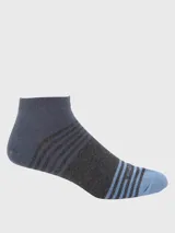 Calcetín tipo soquete de algodón, con diseño a rayas en tonos gris, azul oscuro y celeste.