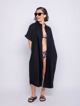 Bottom de bikini estampado con flores rojas, negras y blancas sobre fondo negro.