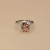 Anillo tipo sello de plata 925 con emblema de escribanía en oro 9k sobre base texturizada.