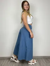 Pantalón culotte de jean camisero color celeste, de corte ancho y largo midi.