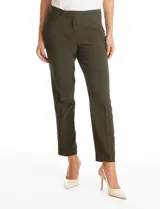 Pantalón de vestir corte slim color verde militar, con cierre frontal, bolsillos laterales con detalle plisado y bolsillos traseros tipo ojal.