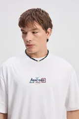 Remera oversize de algodón color marrón, de corte amplio y relajado, con estampa en el frente.