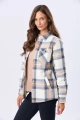 Campera de viyela a cuadros en tonos blanco, azul y tostado, forrada en corderito en su interior. Cuenta con cierre frontal de botones, bolsillos en el pecho con solapa y bolsillos laterales.