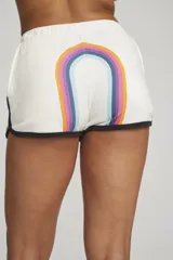 Short blanco de algodón francés con cintura elástica y ribete negro en el ruedo. Estampado de corazón violeta en la pierna izquierda.