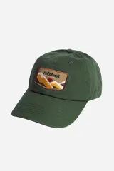 Gorra negra de algodón con visera curva y parche bordado en el frente con un paisaje de montaña y el logo de la marca.