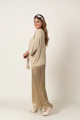 Túnica color naranja con cuello en V, mangas 3/4 y lazo para atar en la parte delantera.