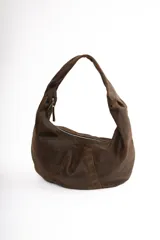 Bolso hobo marrón de cuero con correa al hombro. Diseño minimalista y amplio espacio interior.