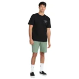 Remera negra de manga corta con cuello redondo y logo de Volcom estampado en el pecho.