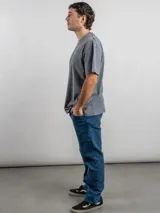 Remera oversize de algodón color negro con efecto lavado. Presenta un estampado gráfico en la espalda con la frase 'Freeze the moment' y un diseño de cámara fotográfica en tonos rojizos.