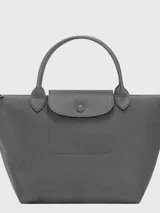 Cartera de mano modelo Le Pliage One tamaño S, confeccionada en nylon negro con detalles en cuero. Presenta cierre superior con solapa y botón a presión característico de la marca.