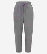 Pantalón femenino de crepé con estampado geométrico en tonos grises y marrones, bajo afunilado, cintura elástica con lazo y bolsillos laterales.